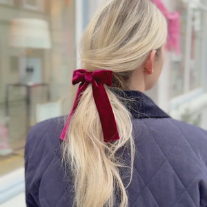 Dunkelrote Samt-Schleife als Haarspange