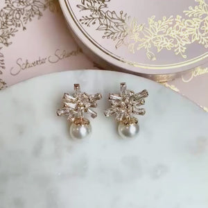 Kleine funkelnde Glas-Kristall-Ohrstecker mit Perle