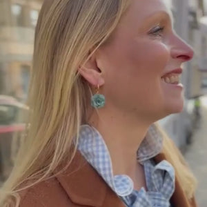 Vergoldete Creolen mit petrolfarbenem Blüten-Pompom