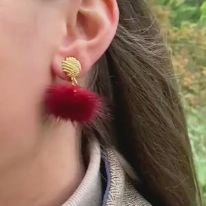 Vergoldete Knoten-Ohrringe mit Puschel-Pompom in Dunkelrot