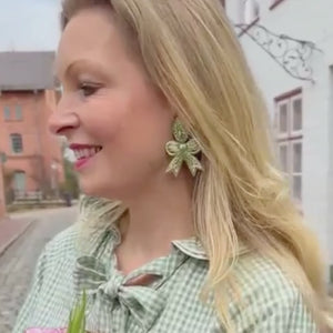 Zarte Soutacheohrringe als hellgrüne Schleife