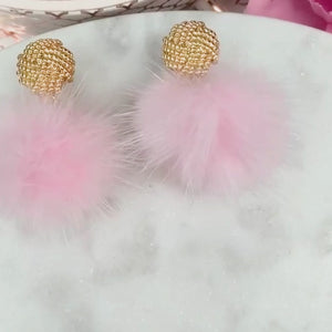 Vergoldete Knoten-Ohrringe mit Puschel-Pompom in Zartrosa