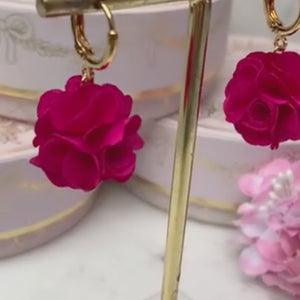 Vergoldete Creolen mit pinkem Blüten-Pompom