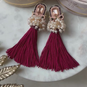 Auffällige Soutache-Quastenohrringe in Violett, Rosa und Rot