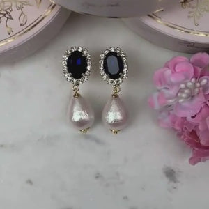 Edel funkelnde Ohrstecker in Dunkelblau mit leichtem Baumwolltropfen