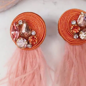Funkelnde Feder-Statement-Ohrringe in Orange und Pfirsich