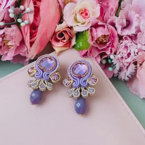 Kleine zarte Soutache-Ohrringe in Flieder