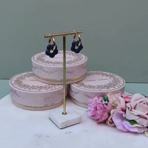 Vergoldete Creolen mit dunkelblauer Blüte