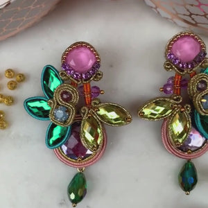 Auffällige Soutache-Ohrringe in Rosa, Grün und Gelb