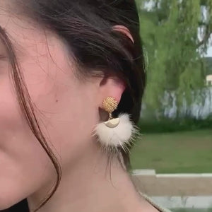 Vergoldete Knoten-Ohrclips mit Puschel-Fächer in Creme