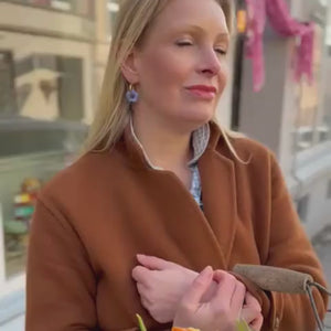 Vergoldete Creolen mit hellblauer Blüte