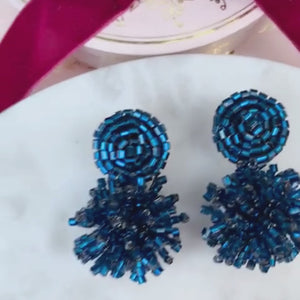 Schimmernde Statementohrringe aus Perlen in Dunkelblau