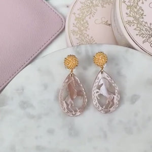 Vergoldete Knoten-Pferde-Ohrstecker in Beige von AmuseToi