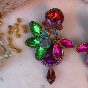 Auffällige Soutache-Ohrringe in Violett, Grün, Orange und Pink