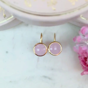 Vergoldete Ohrhänger mit rundem funkelnden Kristall in Zartrosa von Janne v. d. Heide