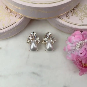 Glitzernde Ohrstecker aus Glas-Kristallen mit Fauxperle