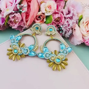 Filigrane Soutache-Ohrringe in zarten Hellblautönen mit Gold