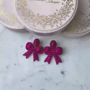 Festliche Soutacheohrringe als pinke Schleife