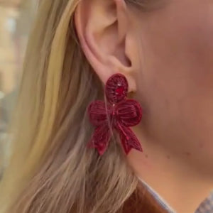 Festliche Soutacheohrringe als rote Schleife