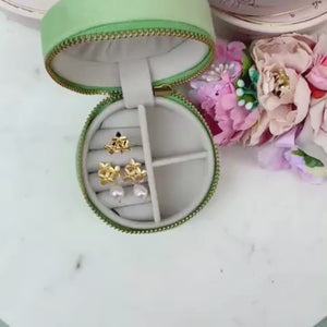 Set aus Blütenstecker mit edler Süßwasserperle, Blüten-Fingerring und Samt-Box in Lindgrün