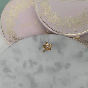 Zauberhafter Perl-Blütenfingerring