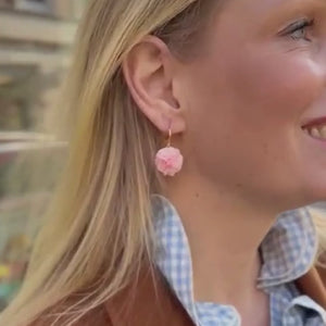 Vergoldete Creolen mit zartroséfarbem Blüten-Pompom