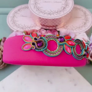 Stoff-Haarreif in Neonpink mit Soutache-Applikationen in Blau, Pink und Violett