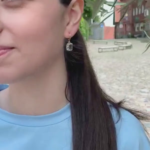 Zarte vergoldete Creolen mit gefasstem Anhänger in Kristall