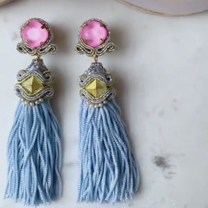 Orientalisch anmutende Quastenohrringe in Hellblau und Rosa