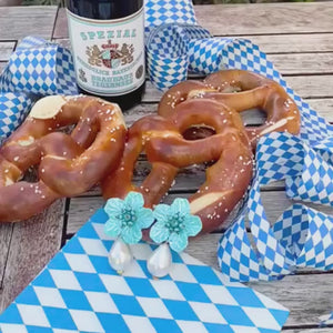 Elegante Blüten-Ohrstecker in Türkis mit federleichten Baumwolltropfen