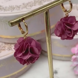 Vergoldete Creolen mit rosafarbenem Blüten-Pompom