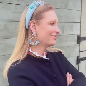 Filigrane Soutache-Ohrringe in zarten Hellblautönen mit Gold