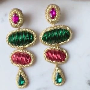 Elegante Soutacheohrringe mit Elementen in Grün und Rot