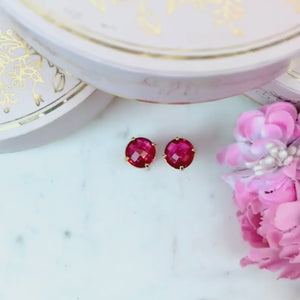 Funkelnde fuchsiafarbene Ohrstecker von Janne v. d. Heide