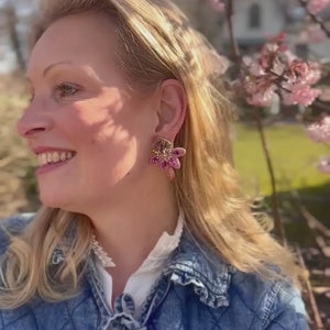 Feminine Blüten-Soutacheohrringe in Rosatönen