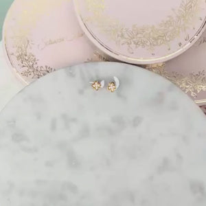 Zarte Kleeblatt-Ohrringe mit funkelnden Steinchen