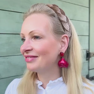 Rote Ohrringe mit Blütenblättern
