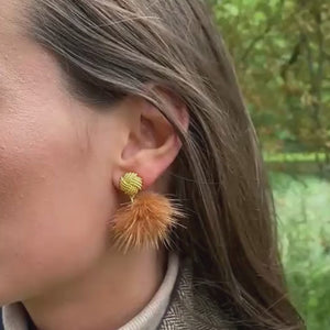 Vergoldete Knoten-Ohrringe mit Puschel-Pompom in Rotbraun