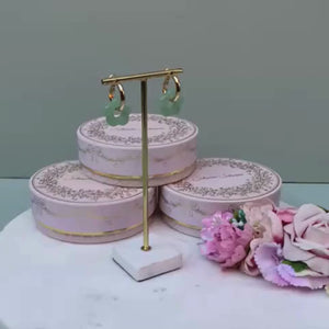 Vergoldete Creolen mit lindgrüner Blüte