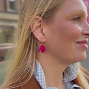 Vergoldete Creolen mit pinkem Blüten-Pompom