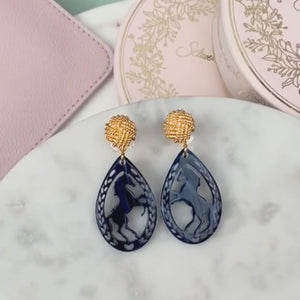 Vergoldete Knoten-Pferde-Ohrclips in Dunkelblau von AmuseToi