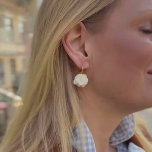 Vergoldete Creolen mit cremefarbenem Blüten-Pompom