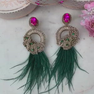 Extravagante Feder-Statement-Ohrringe in Pink, Dunkelgrün und Champagner
