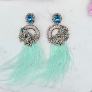 Extravagante Feder-Statement-Ohrringe in Hellblau, Mint und Champagner