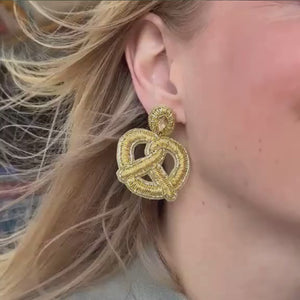 Auffällige Soutacheohrringe als goldene Bretzel