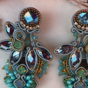 Große Soutache-Ohrringe in zarten Hellblautönen