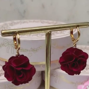 Vergoldete Creolen mit dunkelrotem Blüten-Pompom