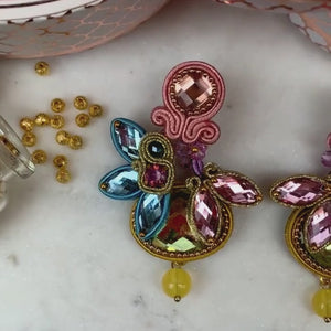 Auffällige Soutache-Ohrringe in Hellkorall, Grün, Blau und Rosa