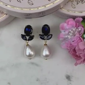 Dunkelblaue Ohrstecker aus Glas-Kristallen mit leichter Baumwollperle