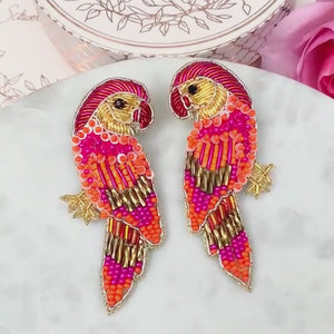 Bunte Soutache-Ohrringe in Pink-Orange als Papagei